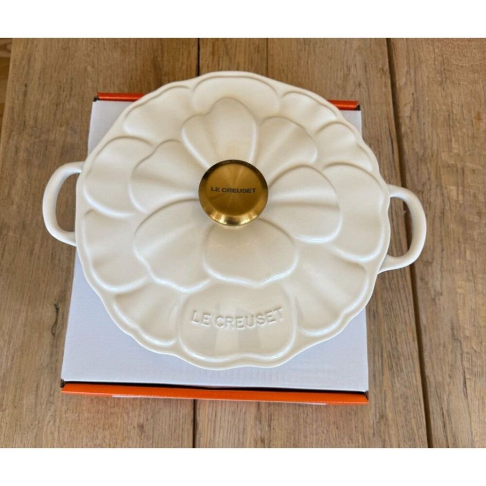 Le Creuset Signature Cast Iron Petal Shallow Casserole 2.25 qt White #26 NEW